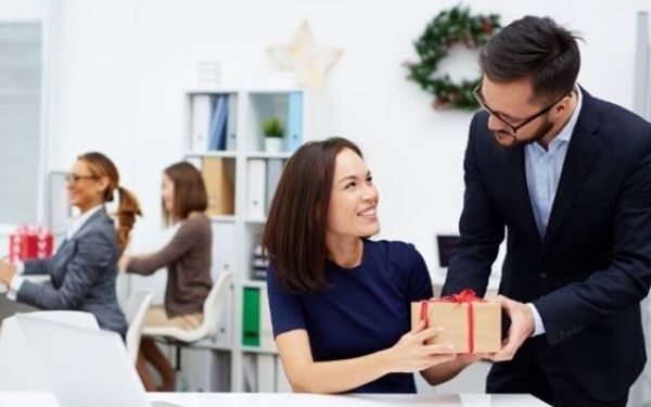 Tặng quà là một trong những cách chăm sóc khách hàng vip hiệu quả