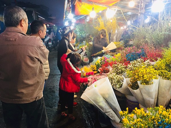 Người dân TPHCM mua hoa tấp nập tại chợ Đầm Sen