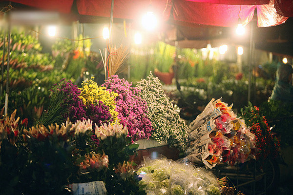 Hoa được bó ngay ngắn tại chợ Bình Điền