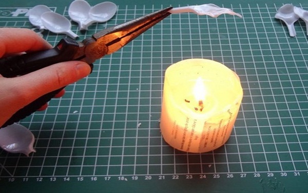 Hơ thìa nhựa trên lửa để thay đổi hình dáng