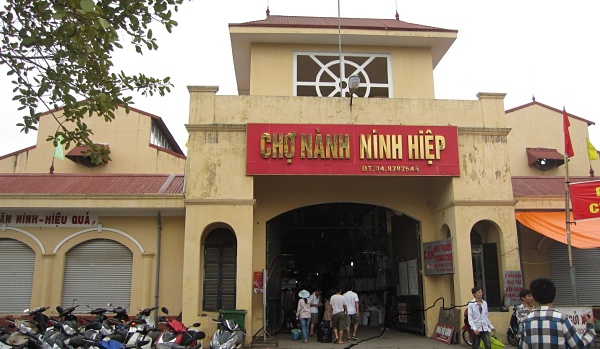 Chợ Ninh Hiệp - đầu mối sỉ quần áo Quảng Châu cực lớn ở Hà Nội