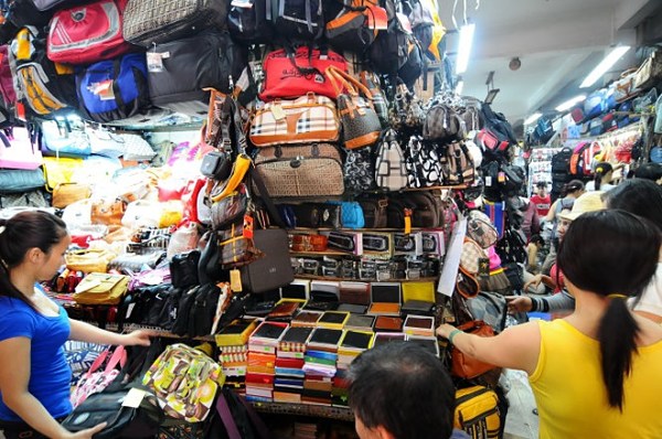 Chọn túi xách tại các chợ Quảng Châu 