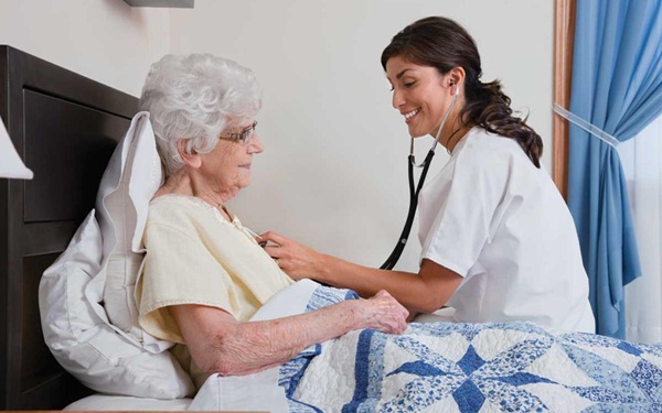 Một trong các ý tưởng kinh doanh dịch vụ "hot" - Dịch vụ chăm sóc sức khỏe người già