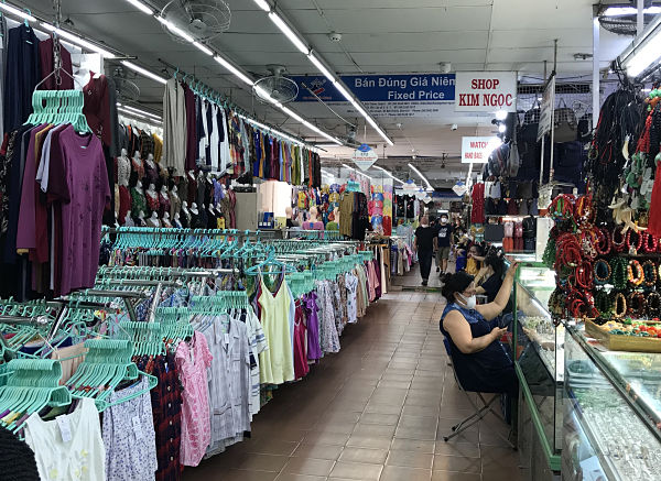 Chợ sỉ thời trang, phụ kiện lớn nhất Sài Gòn