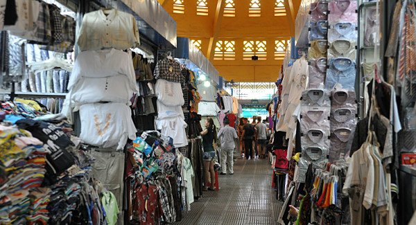 Chợ Rồng thu hút các đầu mối kinh doanh quần áo ở tỉnh Nam Định và khu vực lân cận