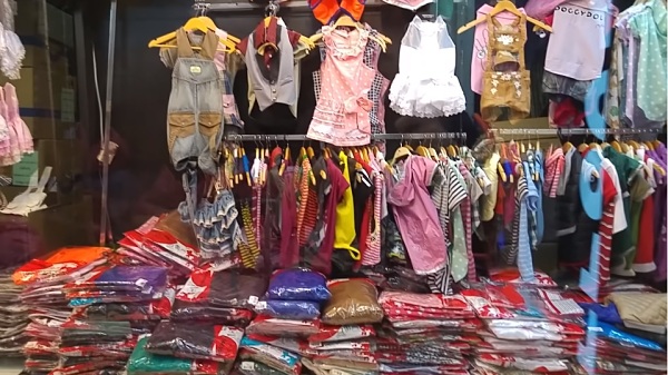 Một quầy bán quần áo trẻ em trong chợ đầu mối Nam Định