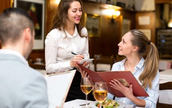 Phục vụ chu đáp là bước quan trọng trong quy trình chăm sóc khách tại nhà hàng