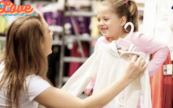 Trẻ từ 10- 13 tuổi tâm lý mua sắm sẽ chịu sự chi phối của bố mẹ 