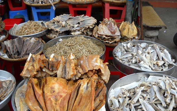 Buôn bán nhỏ lẻ với cửa hàng hải sản khô